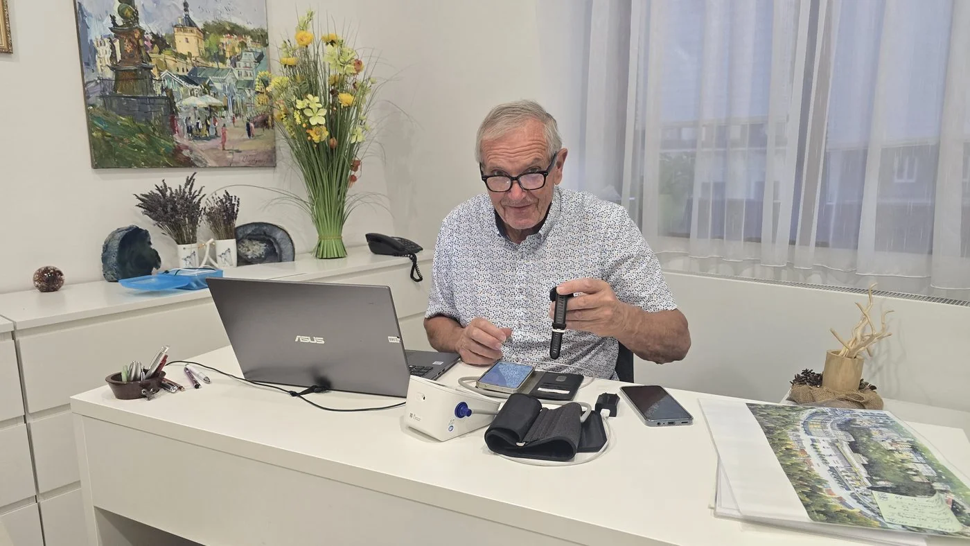 Docent Petr Kolísko v ordinácii: merania, hodinky hosťa a portál na jednom stole