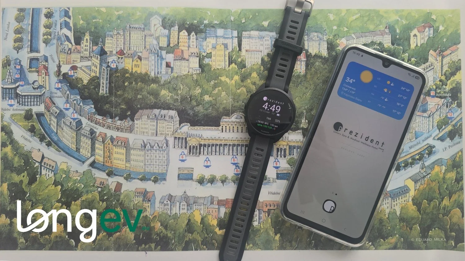 Hodinky Garmin s ciferníkom hotela a portál hosťa v telefóne na mape Karlových Varov so zakreslenými terénnymi trasami